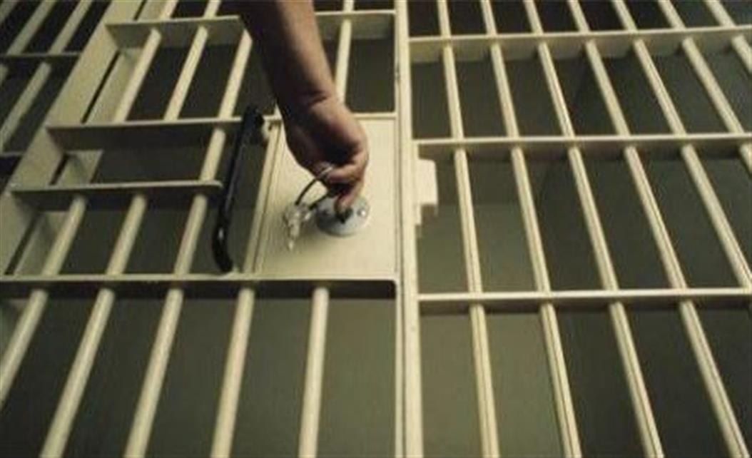 Polițiști în acțiune la Petrila, arestare și escortare persoane
