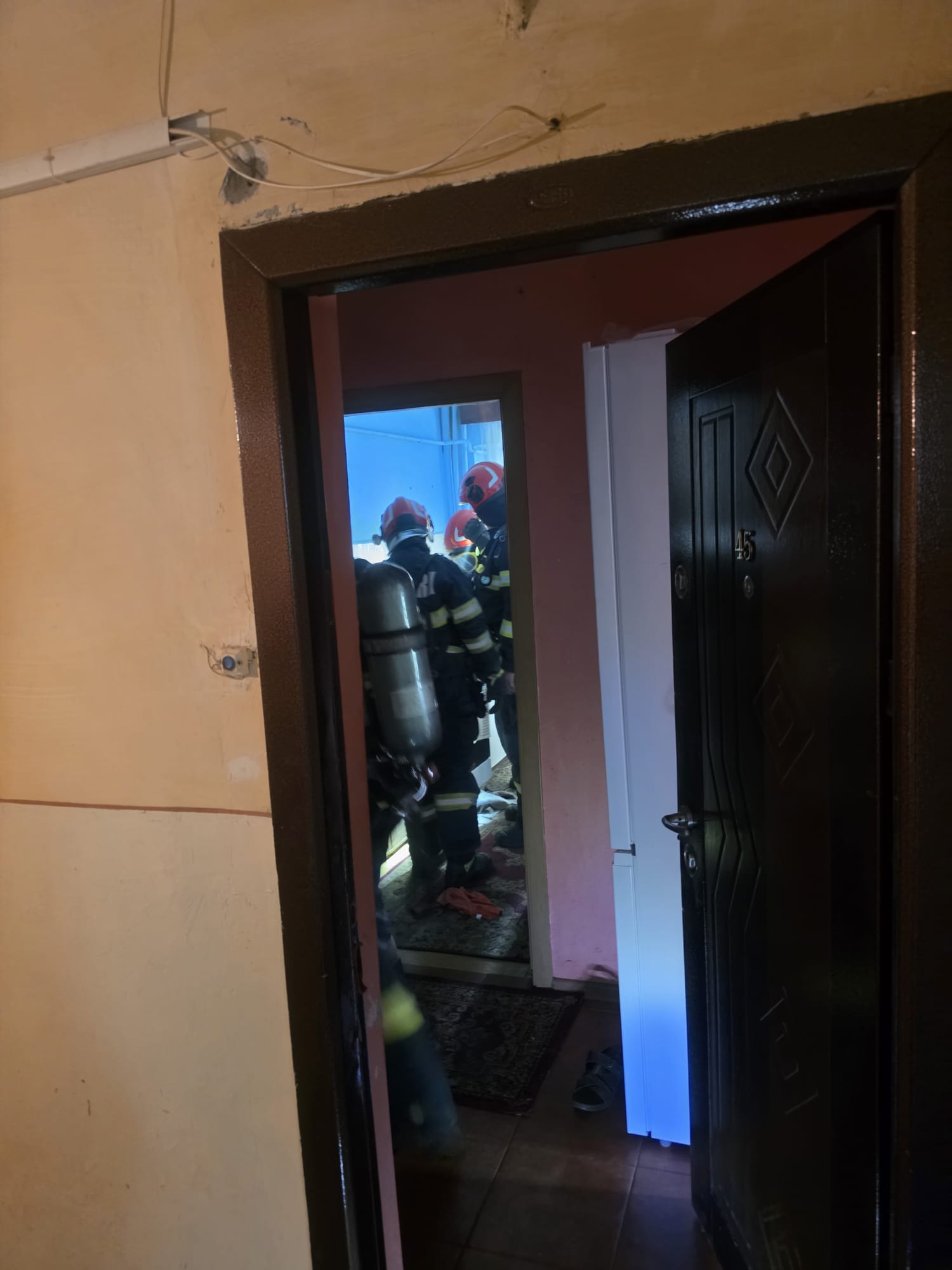 Pompieri în acțiune la un apartament din Brăila