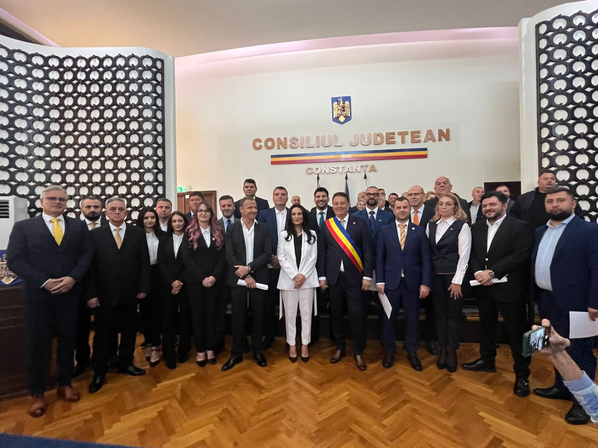 Sala de ședințe a Consiliului Județean Galați în timpul unei întâlniri oficiale