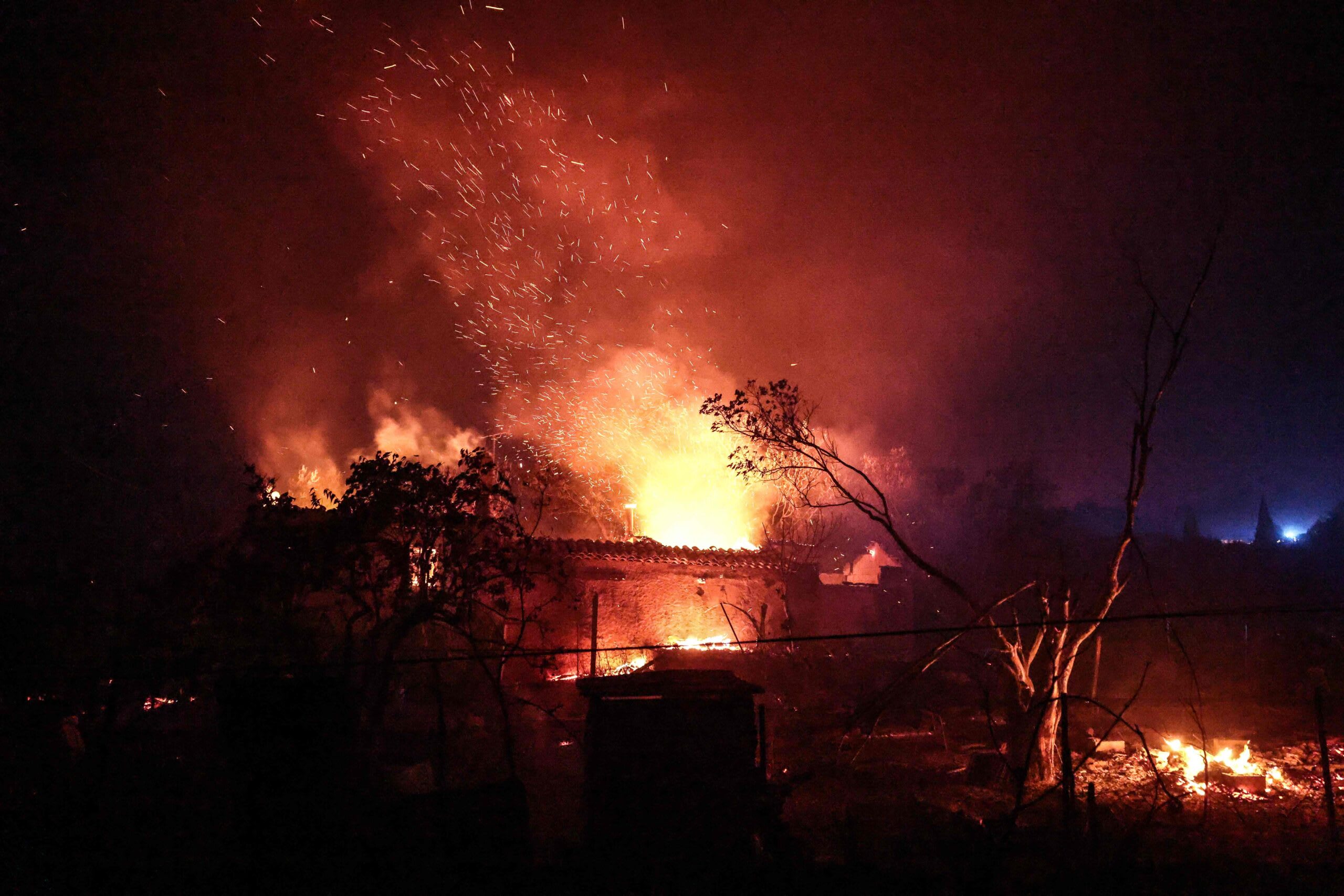 Flăcări de incendiu în pădurea din Franța, evacuare cu ambarcațiuni