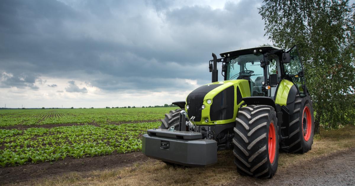 Polițiști arătând un tractor și o mașină avariată în Arad