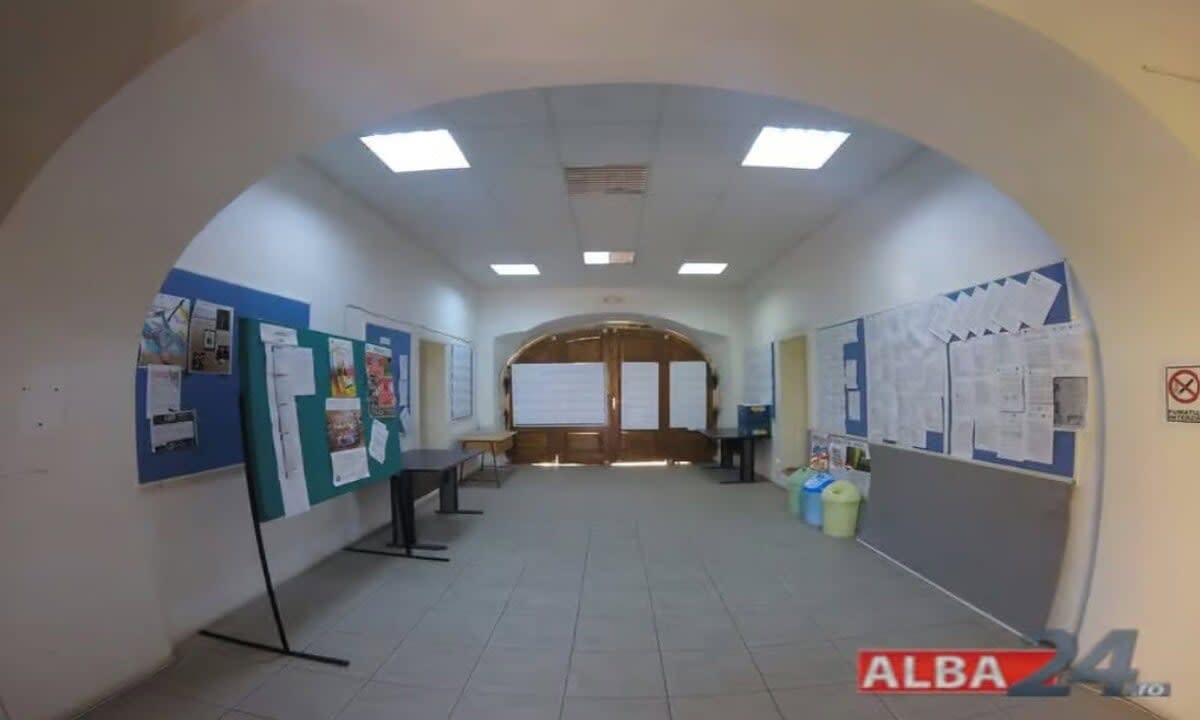Elevi și profesori în sala de examen, concurs școli