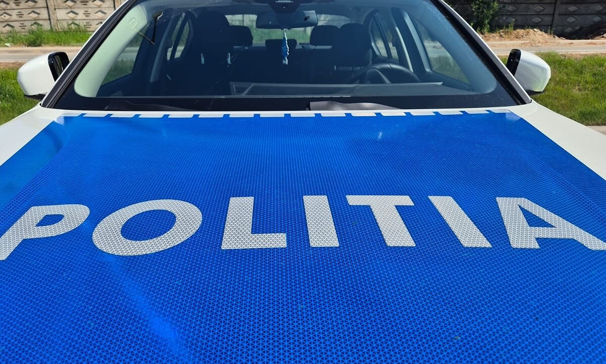 Polițiști în control rutier pe strada Victoriei din Cugir