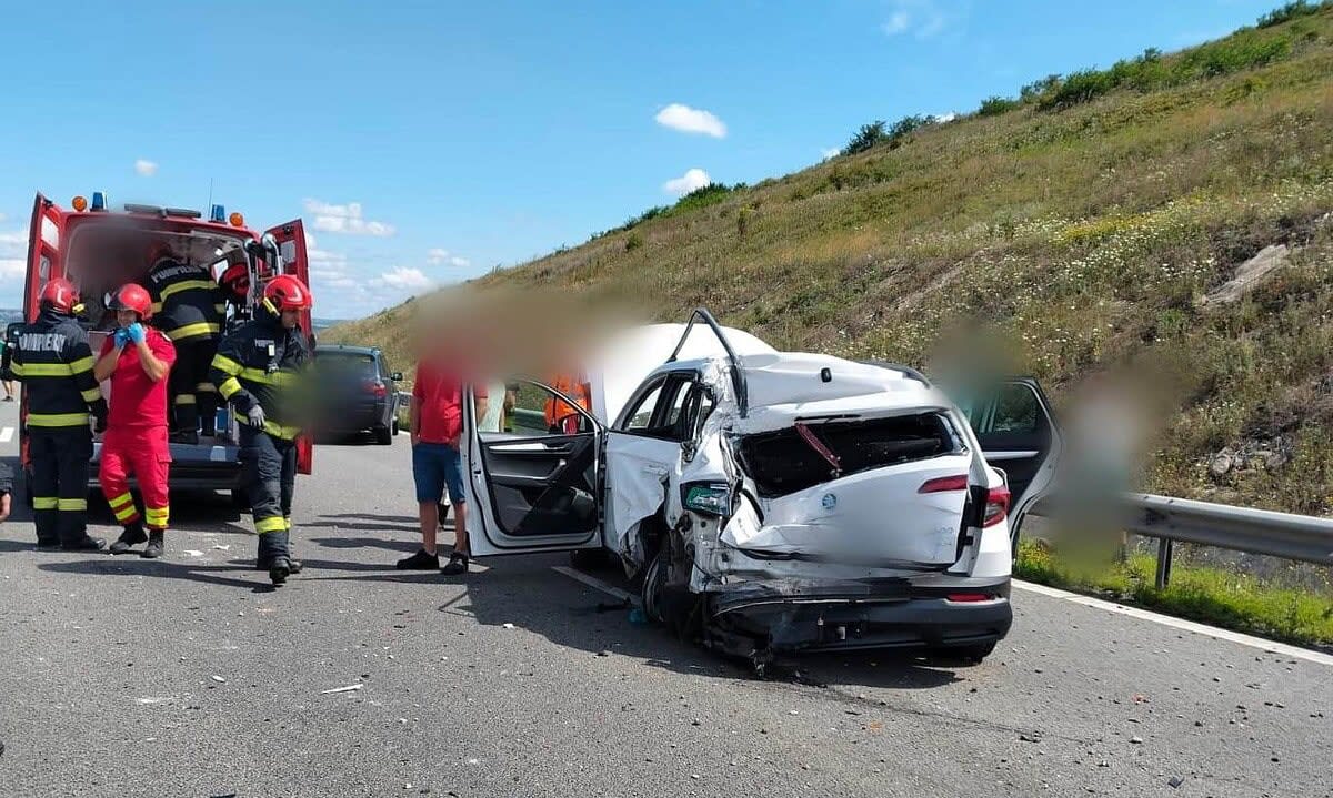 Echipaj de pompieri intervenind la accident rutier pe autostrada A10