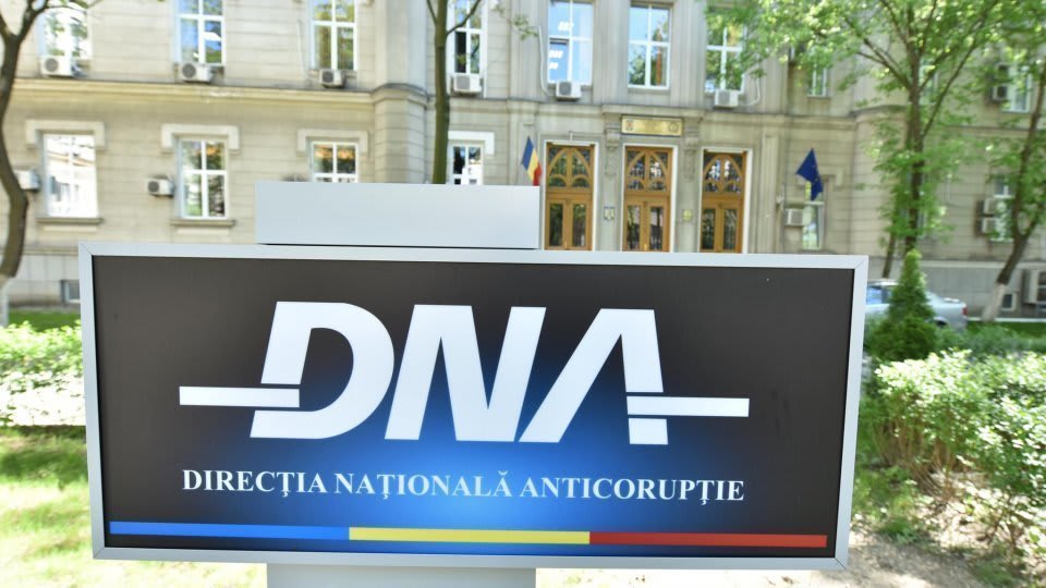 Trei directori din companii de stat de armament reținuți de DNA