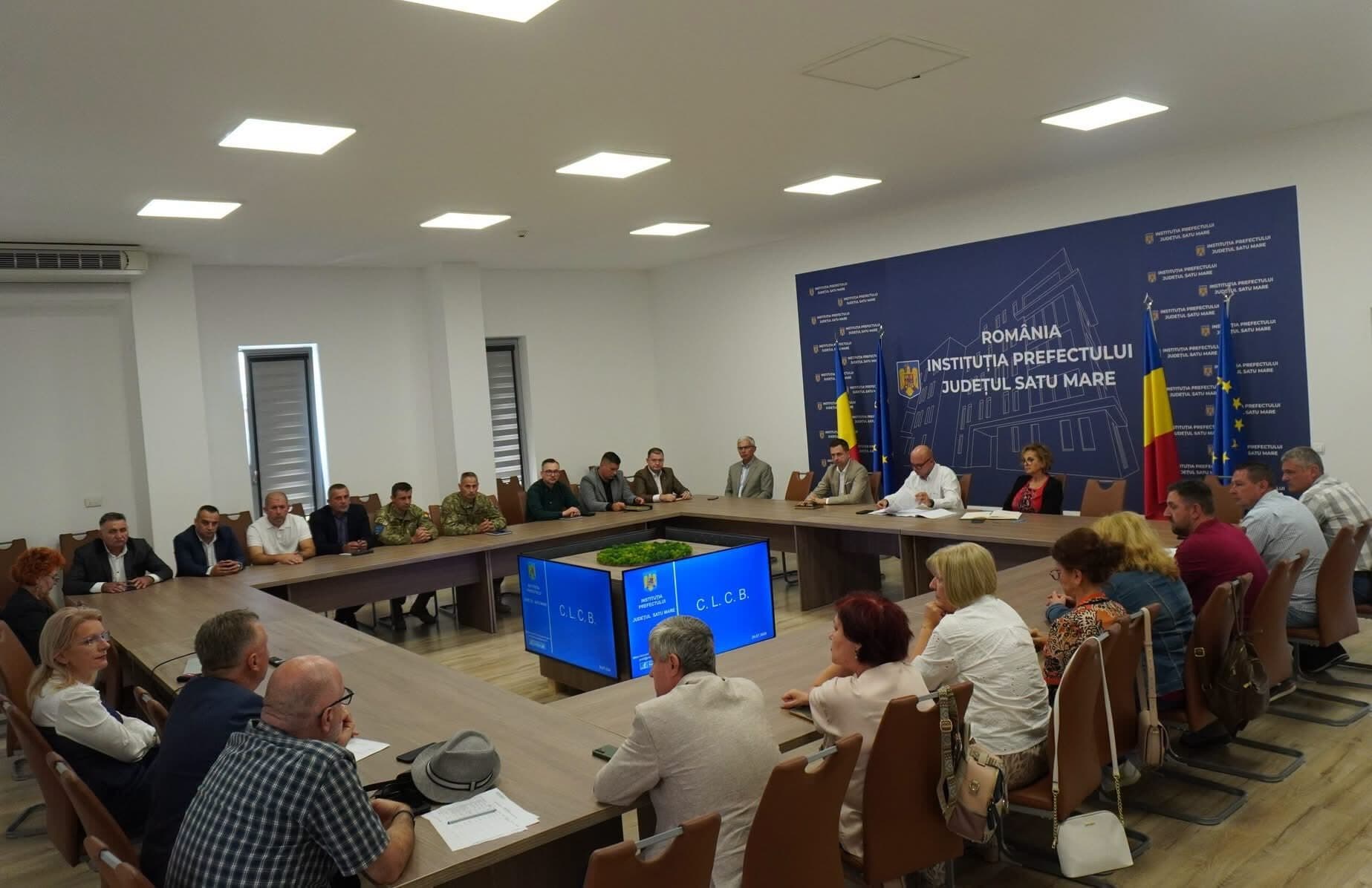 Specialiști veterinari în acțiune, neutralizând cadavre de porci infectați, în județul Satu Mare