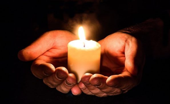 Imagine simbolică cu cruce și flori funerare în context religios Imagine simbolică cu cruce și flori funerare în context religios