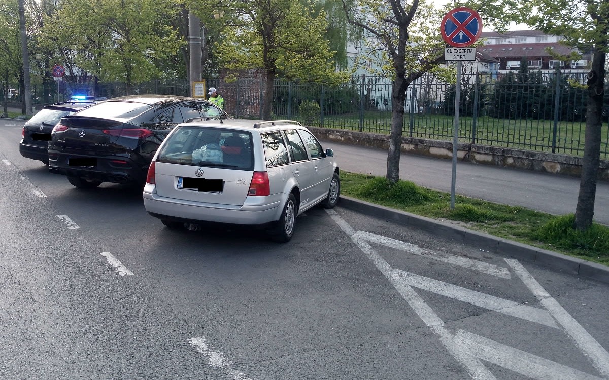 Polițiști locali aplicând sancțiuni pentru parcarea ilegală în stațiile de transport în comun