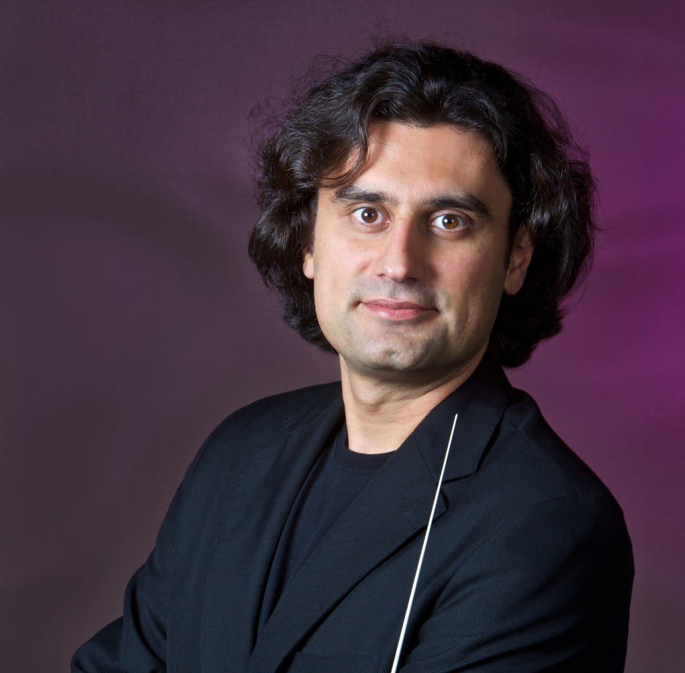 Dirijorul Mihnea Ignat conduce orchestra pe scenă