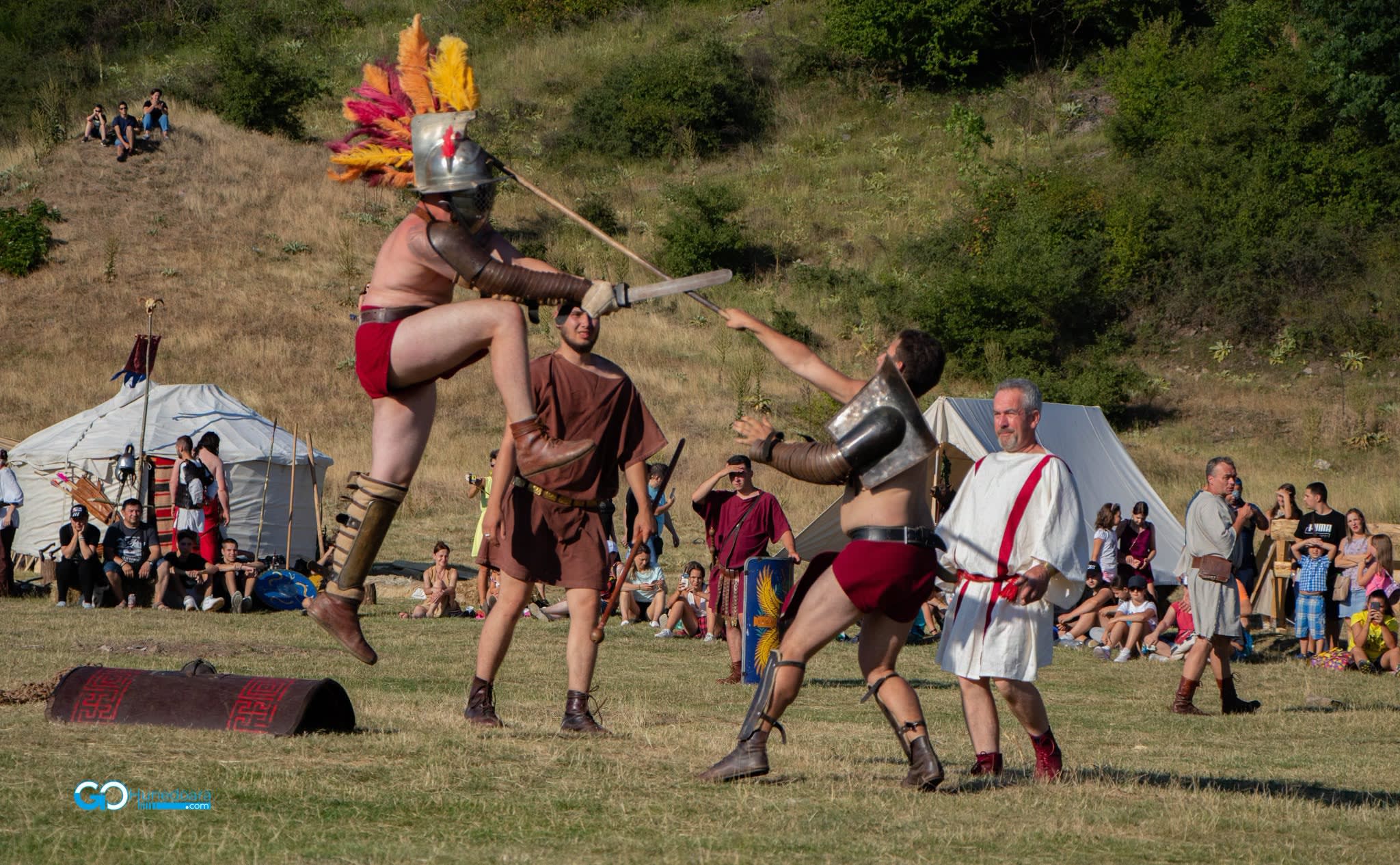 Reenactori dacici și romani în tabere și demonstrații la Măgura Uroiului