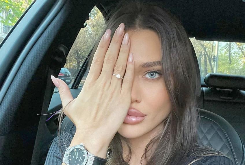 Influenceriță română în fața magazinului Louis Vuitton din Cannes