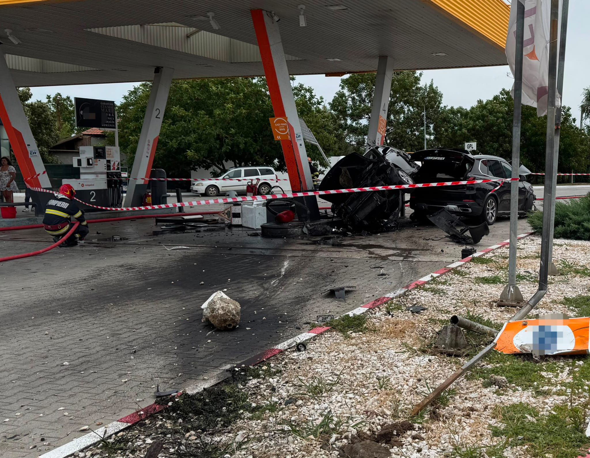 Mașini avariate într-un accident la stație peco în Dolj
