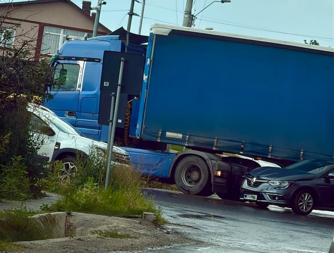 Accident rutier cu TIR și autoturism implicate la intrarea în Topoloveni