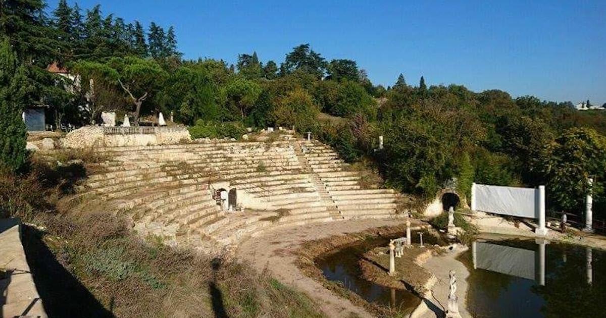 Construire ilegală teatru fals în Italia, structuri din beton și piatră
