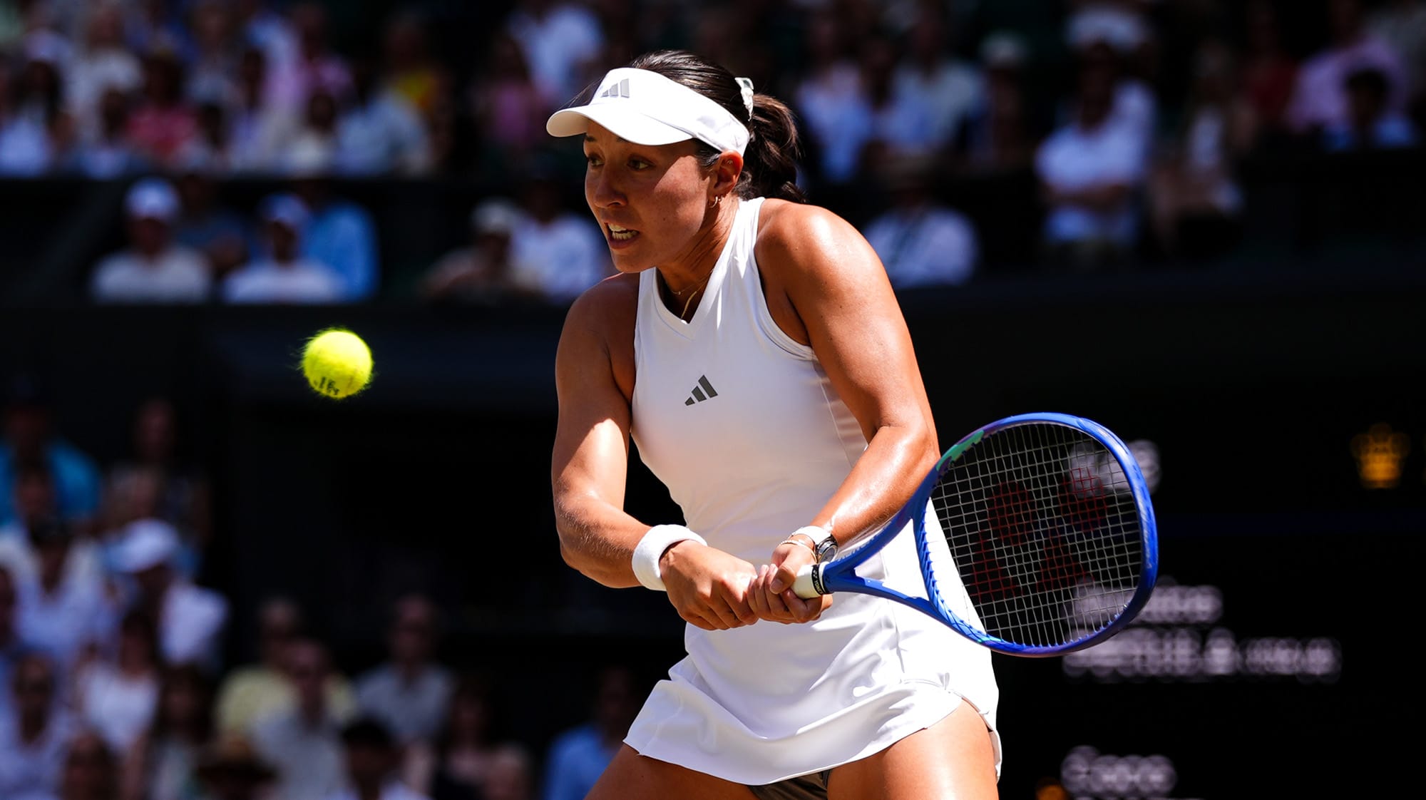 Jucătoare de tenis pe teren în timpul unui meci