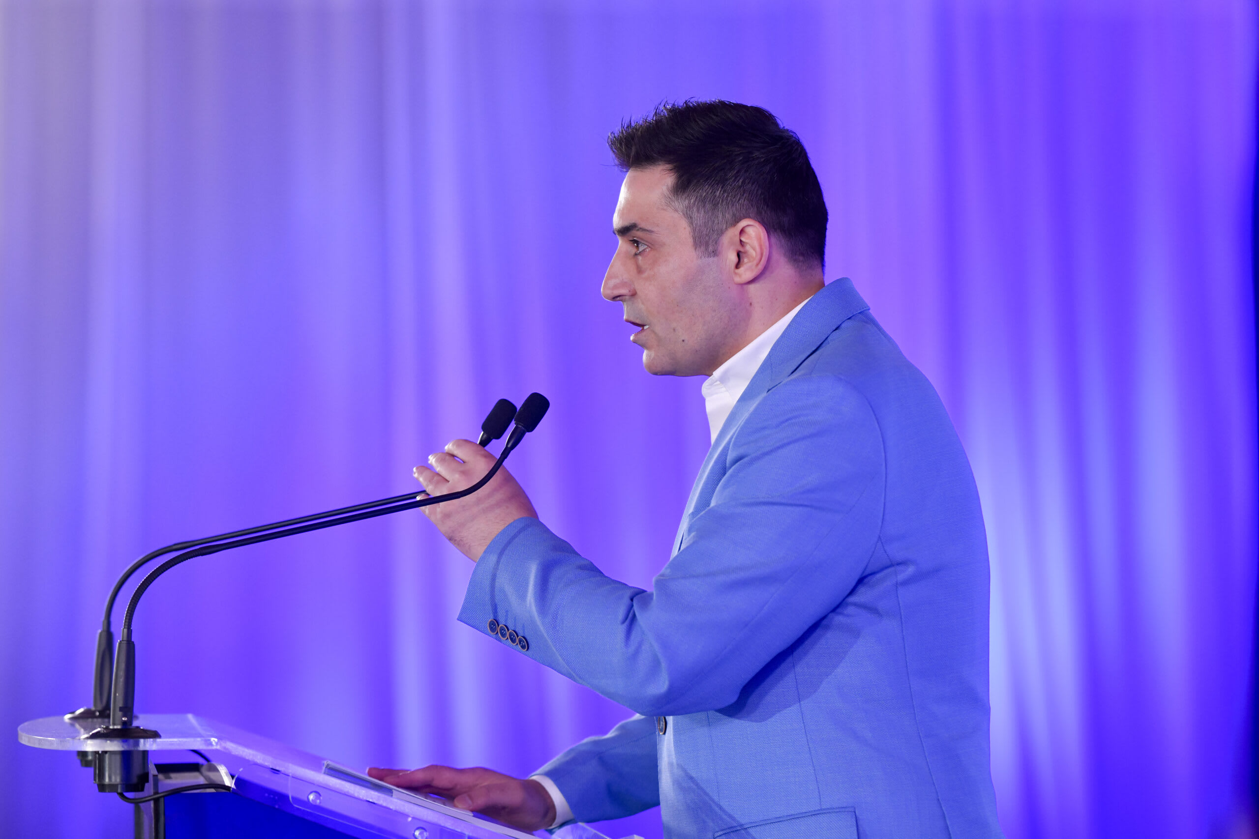 Claudiu Manda în discurs politic, în fața camerelor de filmat