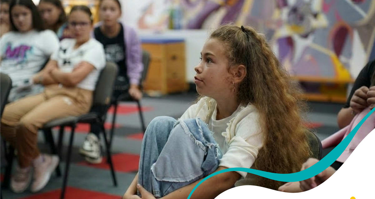Adolescente participând la activități educaționale în bibliotecă