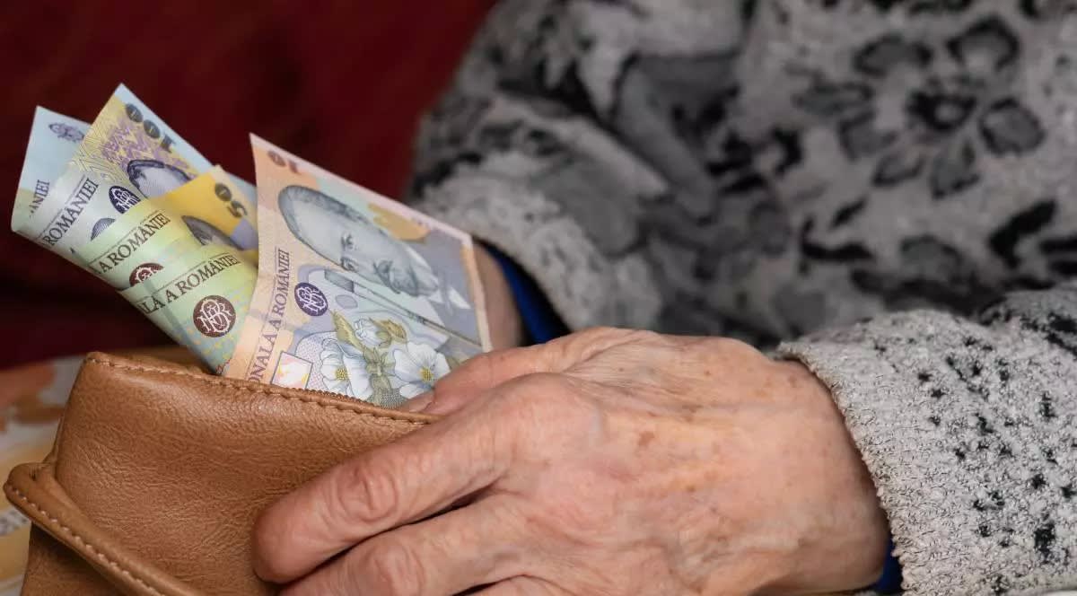 Poștă română distribuind pensii beneficiar acasă