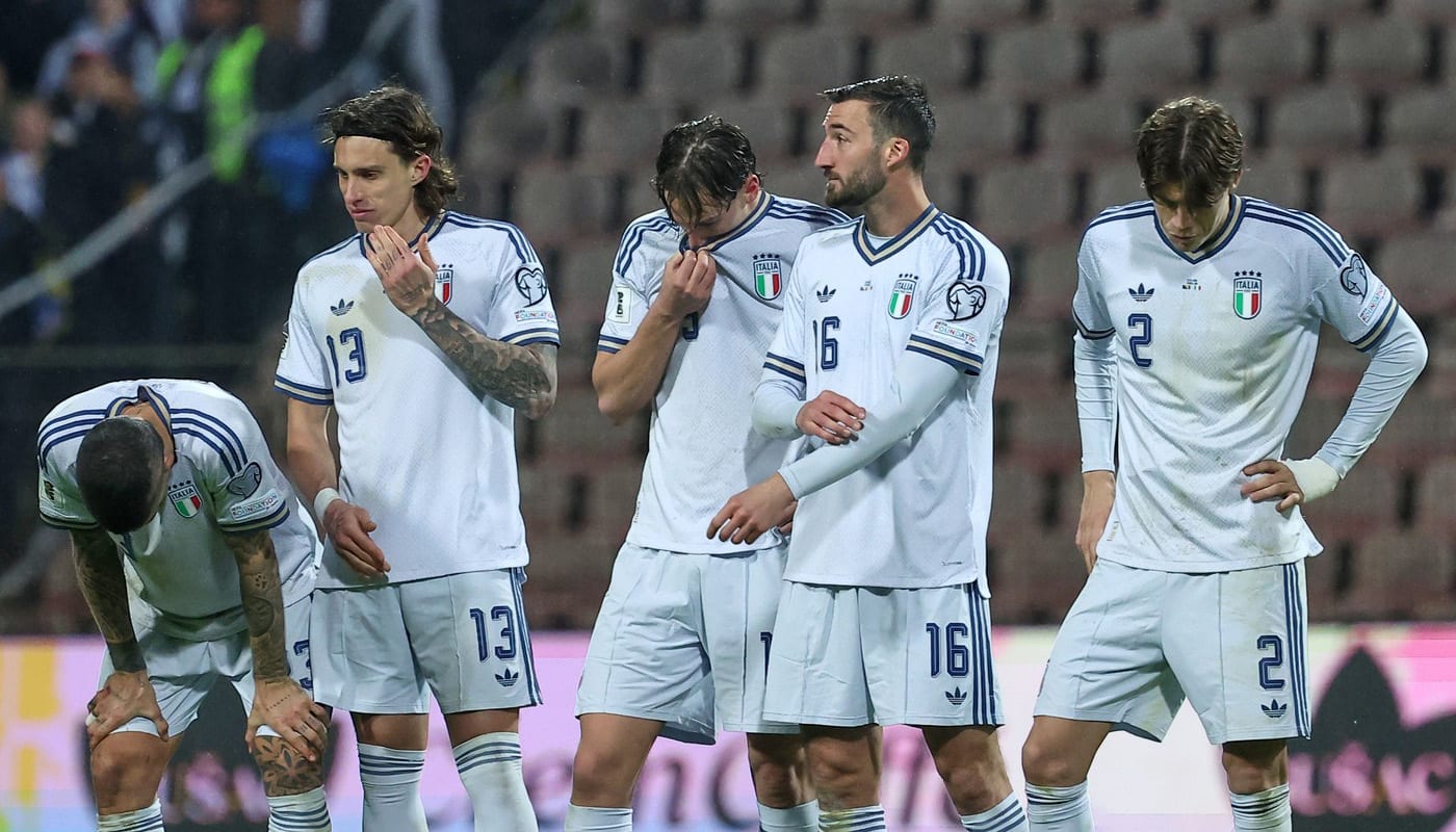 Andrea Pirlo în fața echipei naționale a Italiei