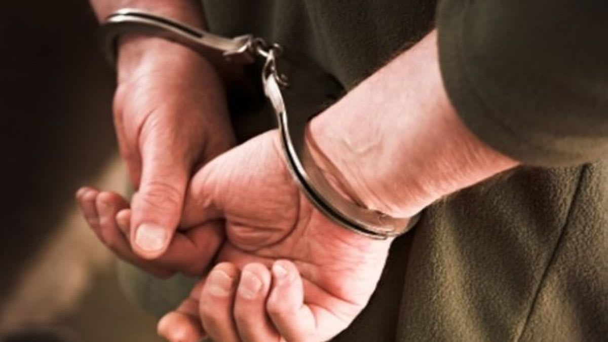 Polițiști DIICOT în timpul percheziției la domiciliul suspectului