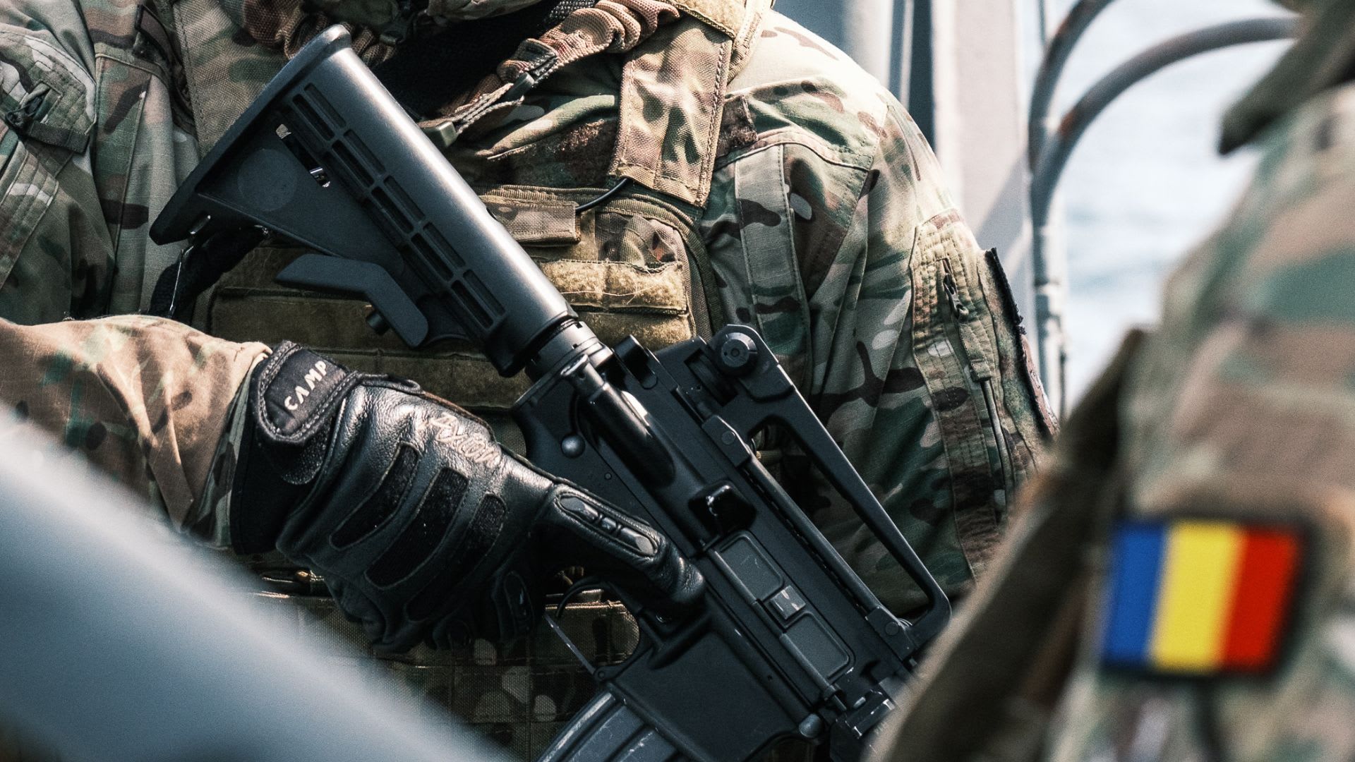 Drona doborâtă la Buzău, fragmente pe câmp de grâu, militari români
