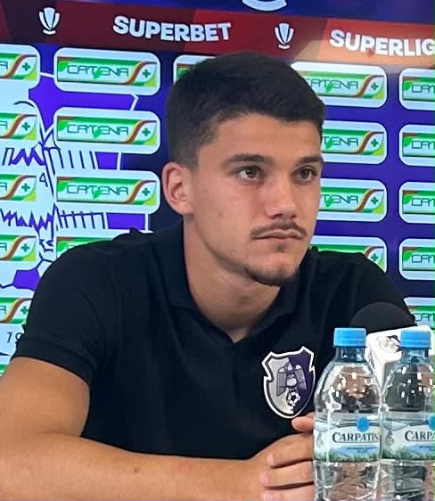 Yanis Pîrvu în tricoul FC Argeș pe terenul de fotbal