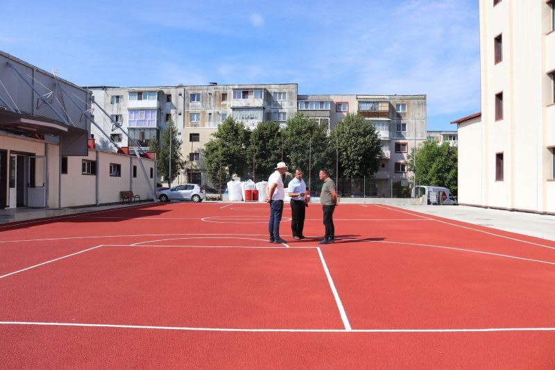 Lucrări de modernizare la curtea școlii Liviu Rebreanu din Mioveni