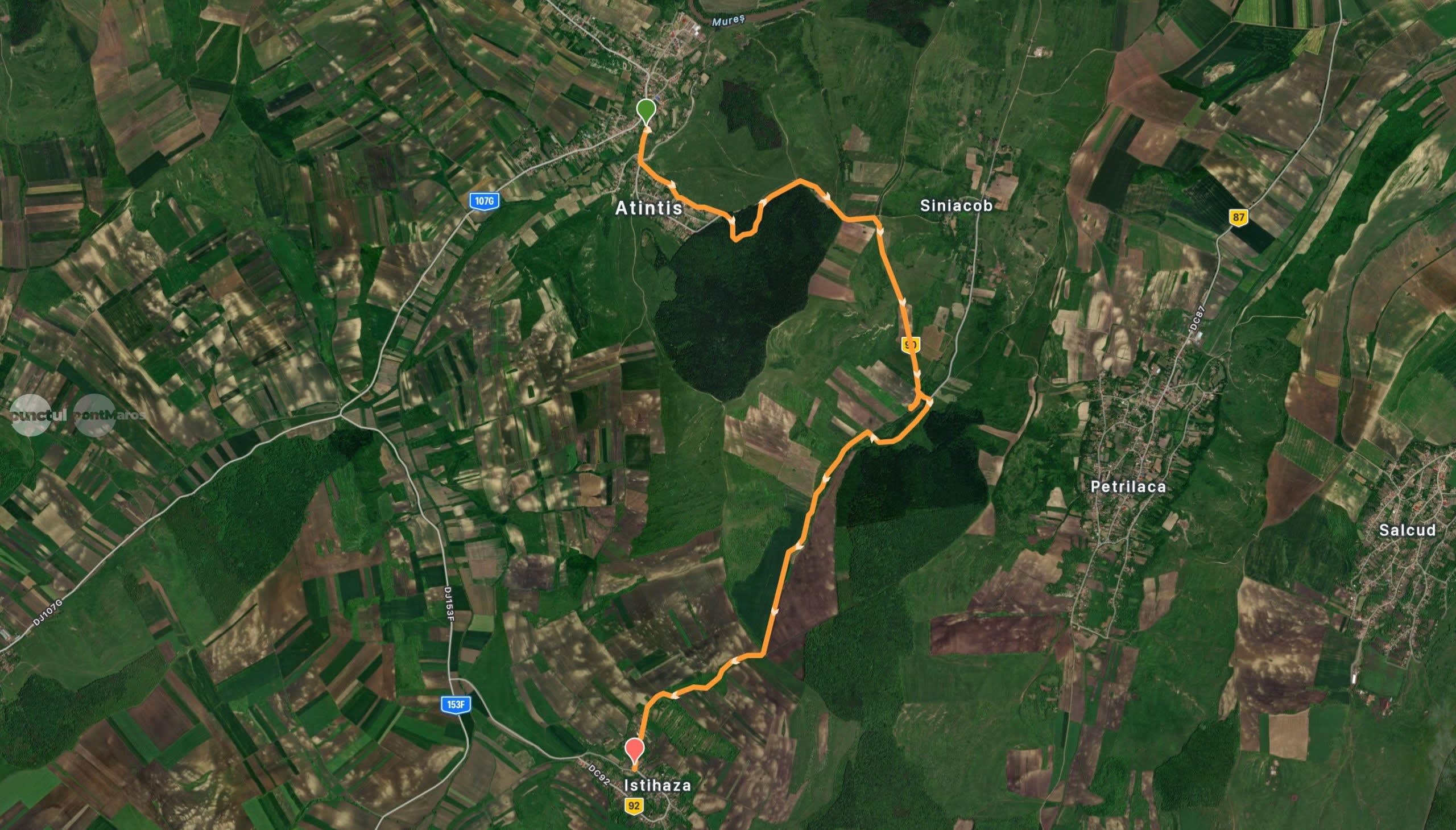 Mașină off-road pe traseu în Câmpia Transilvaniei, peisaj rural autentic