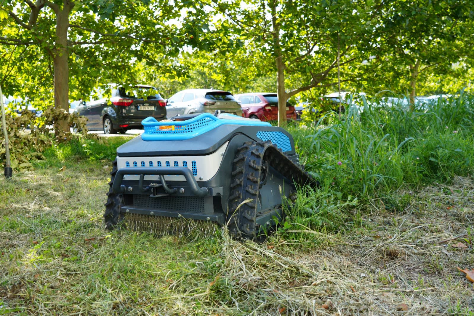 Robot electric de tuns iarba în acțiune pe spații verzi din sectorul 3