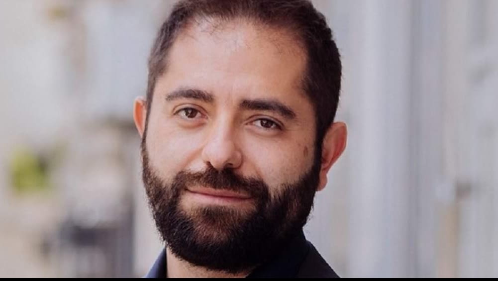 Radu Burnete în timpul unei conferințe de presă despre legea salarizării