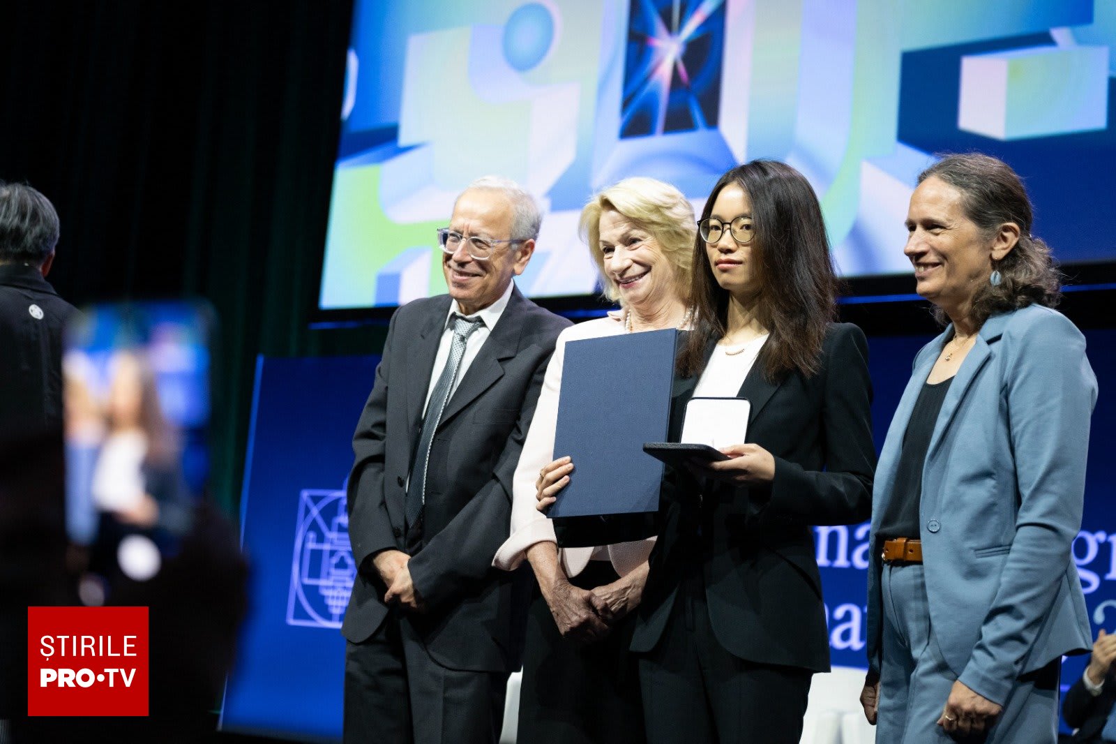 Hong Wang primind Medalia Fields la conferința de matematică