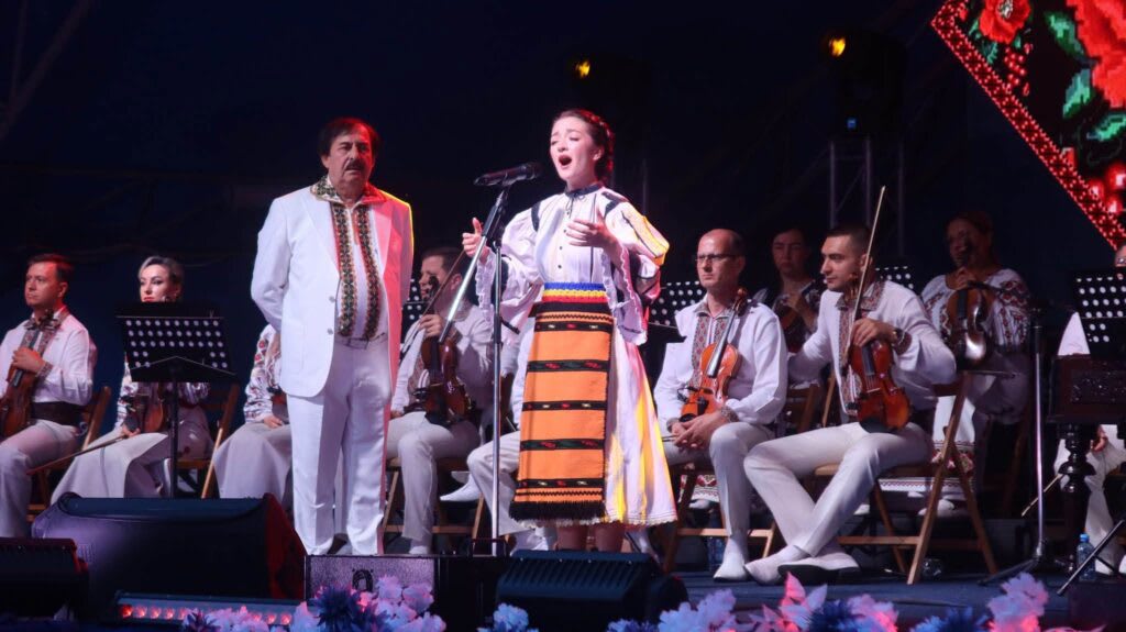 Alice Ghile câștigând trofeul festivalului de folclor