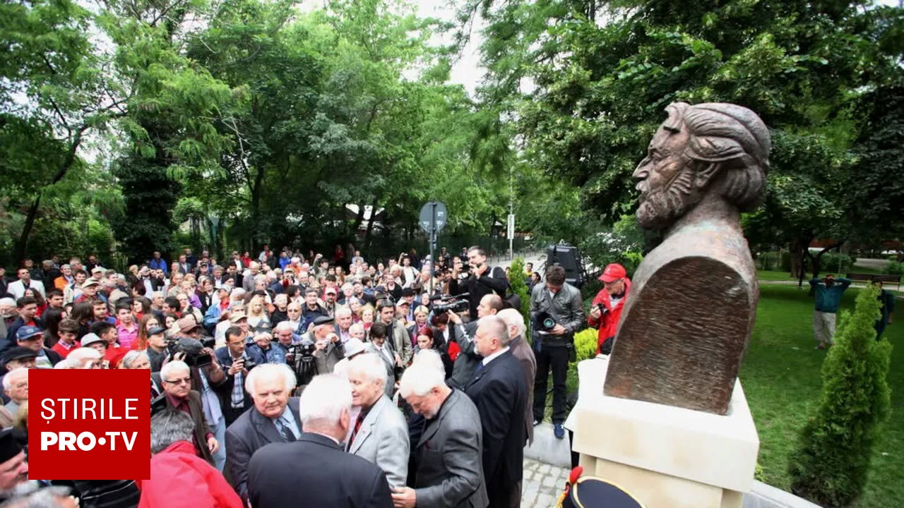 Statuie a poetului Adrian Păunescu în parcul Icoanei, București