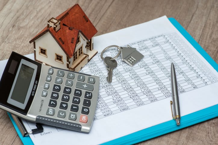 Bancnote și documente financiare, reprezentând comparație de oferte bancare