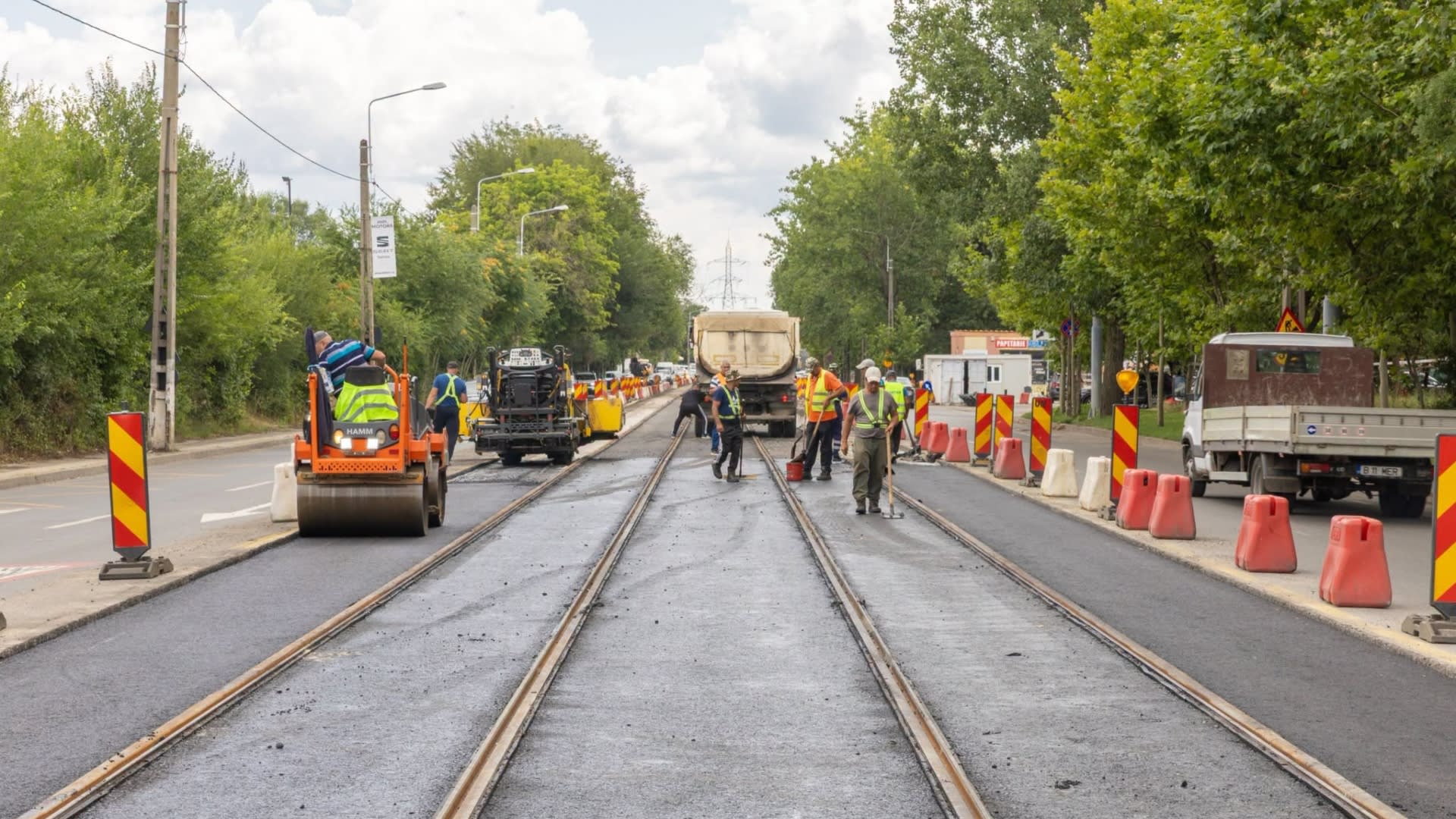 Lucrări de asfaltare pe șine de tramvai în București