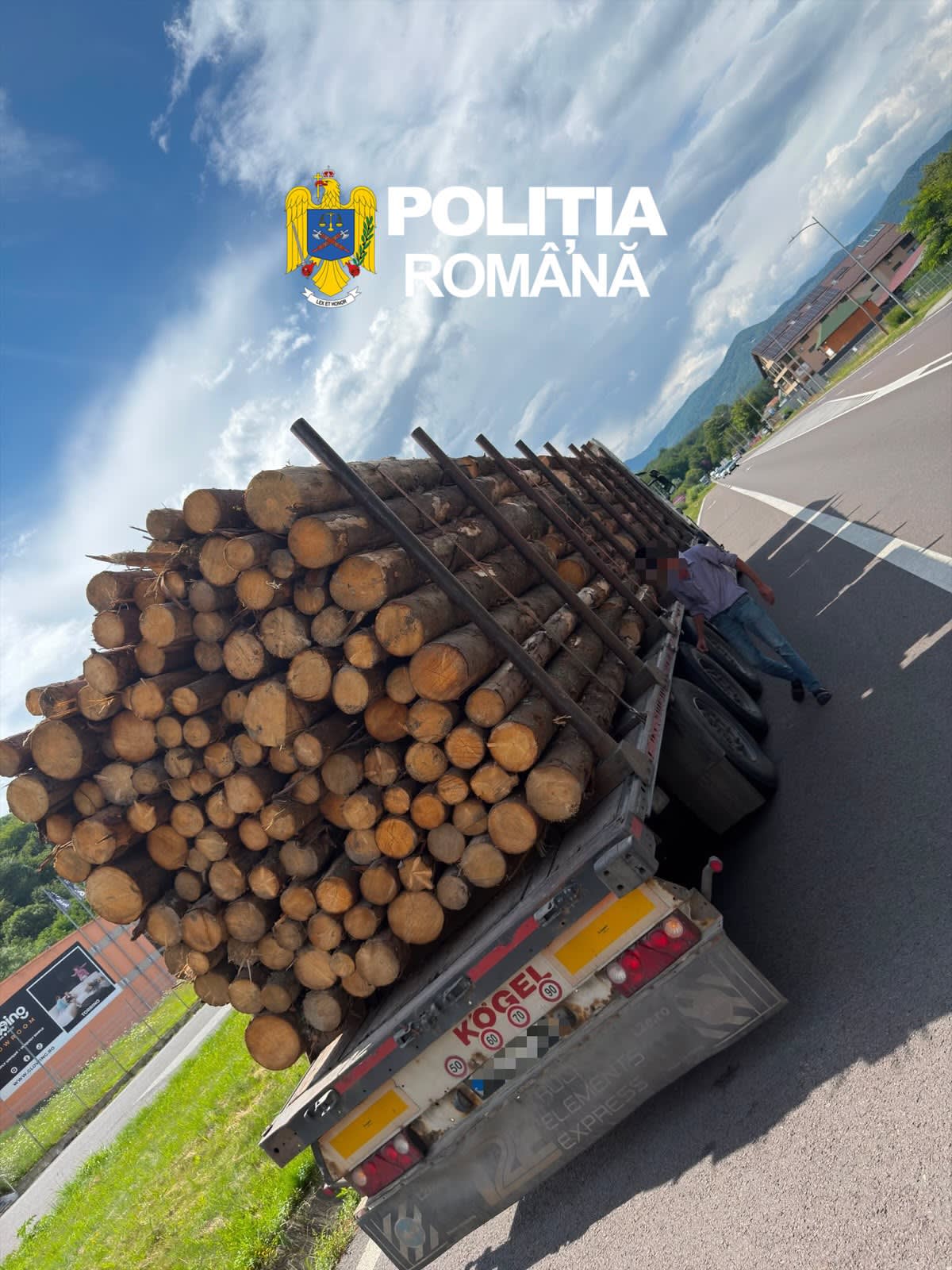 Polițist rutier verificând un ansamblu de vehicule pe DN7