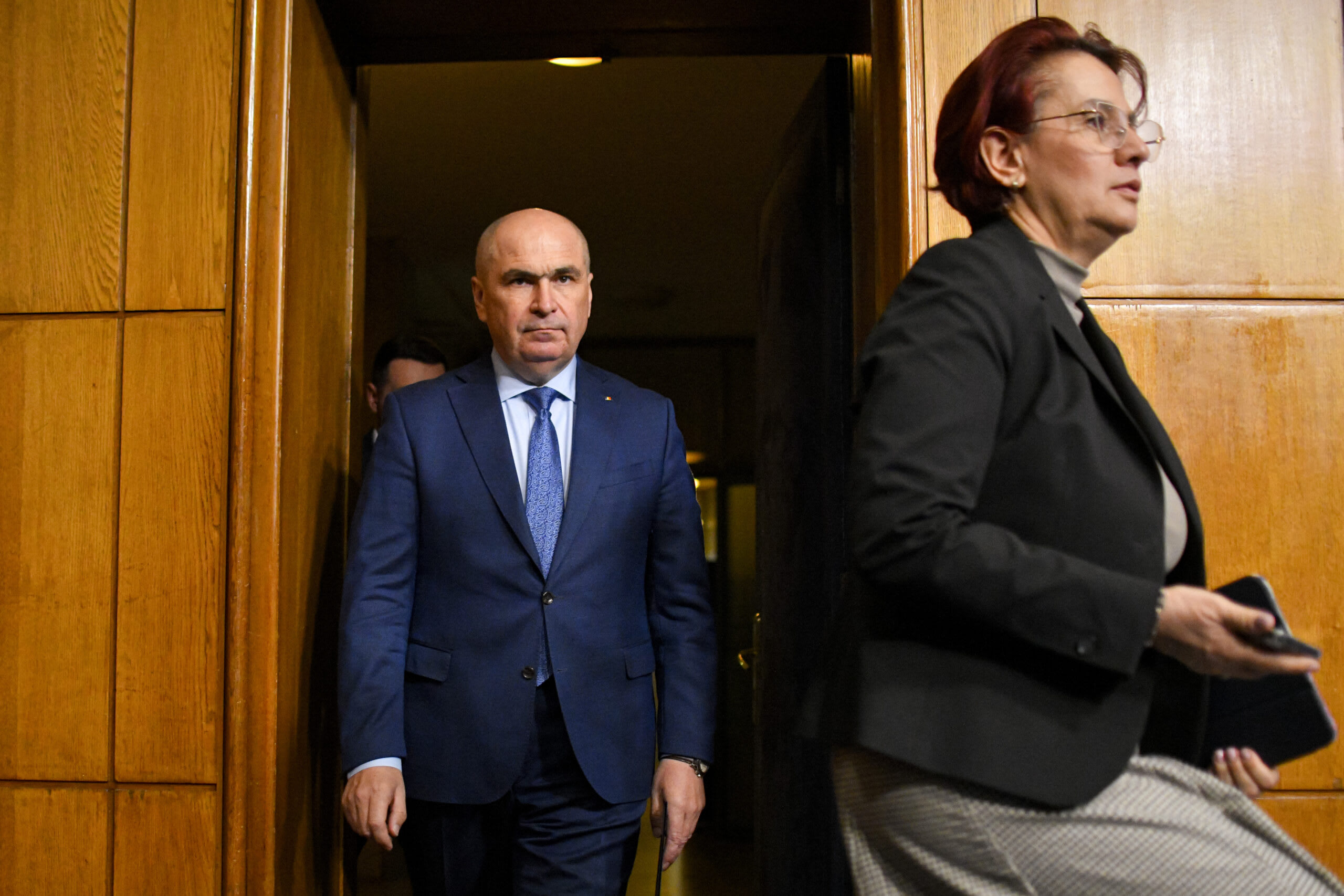 Sindicaliști grefieri protestează în fața instanței