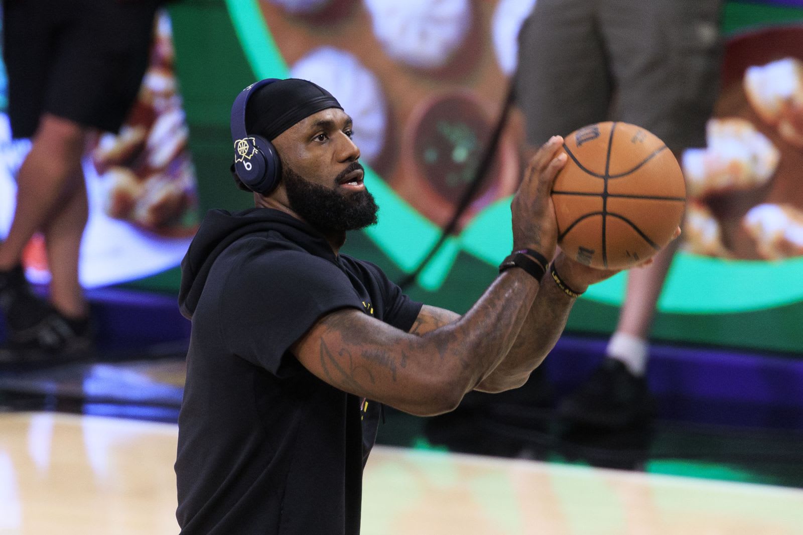 LeBron James în echipament de joc, pe terenul de baschet