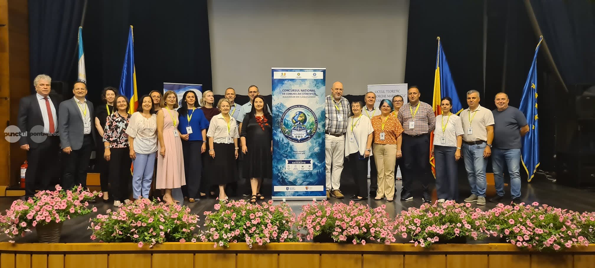 Elevi prezentând lucrări la concursul de geografie Elevi prezentând lucrări la concursul de geografie