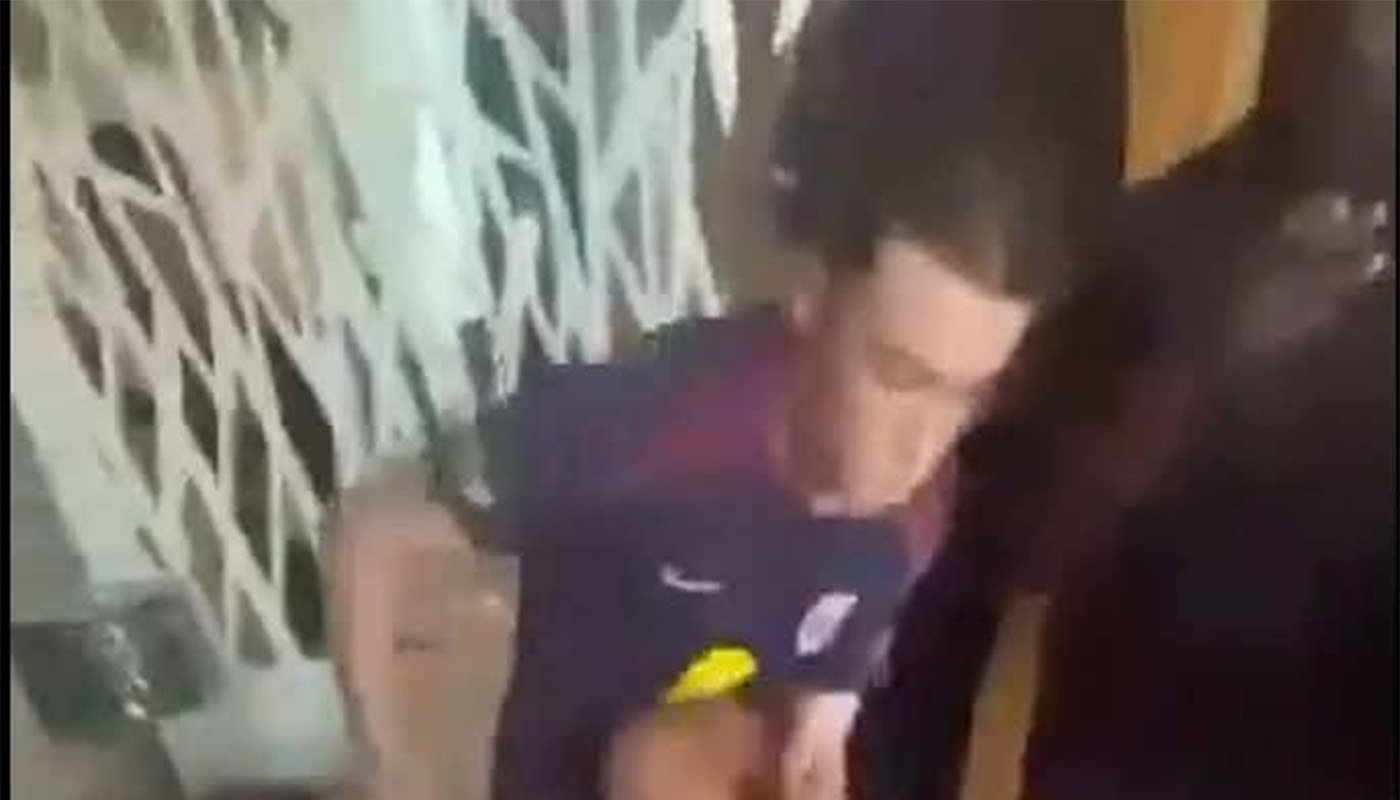 Doi tineri jucători de fotbal în conflict, colegi filmând scena cu telefoanele
