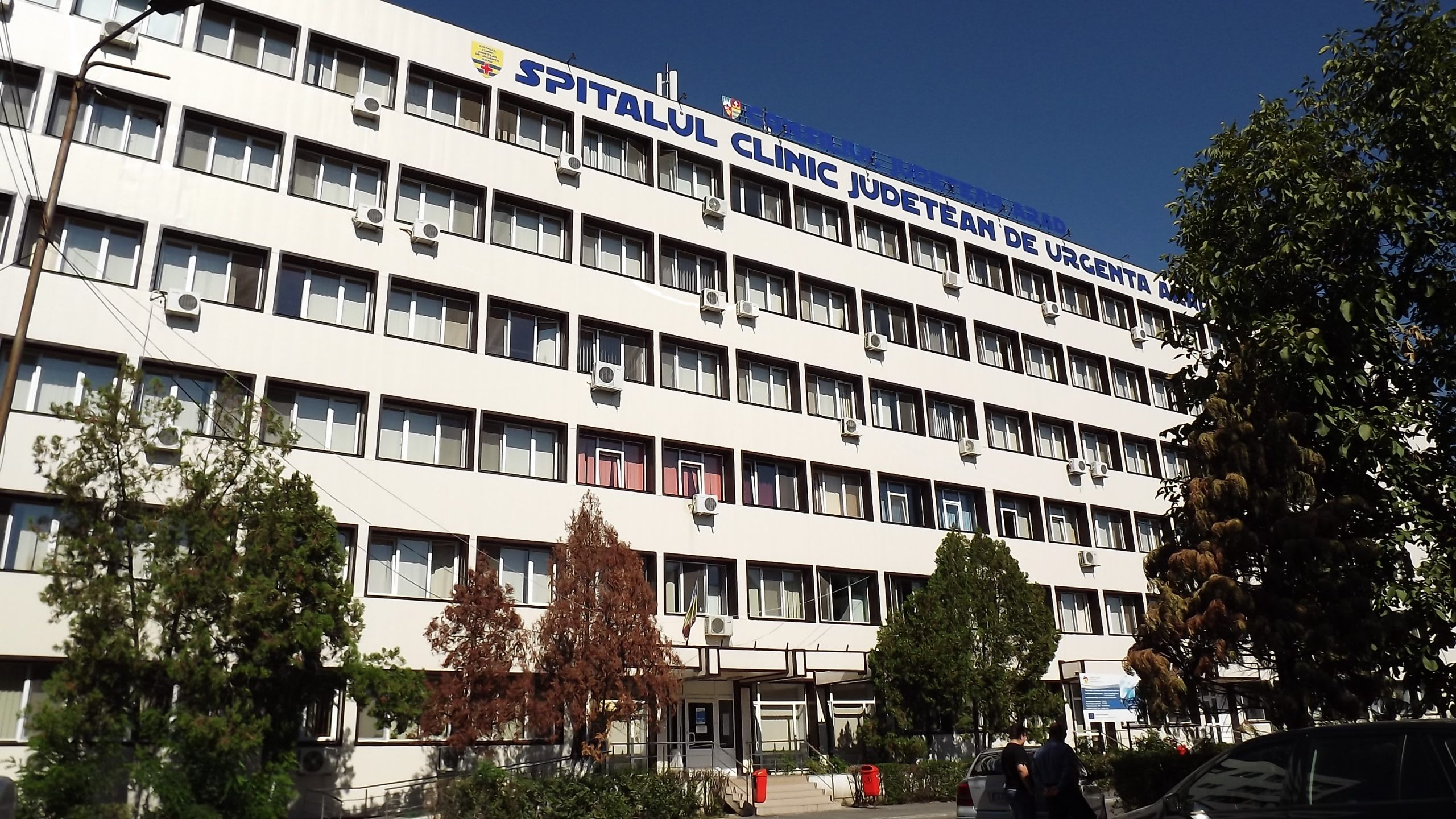 Parcare spital Arad cu mașini și semne tarifare