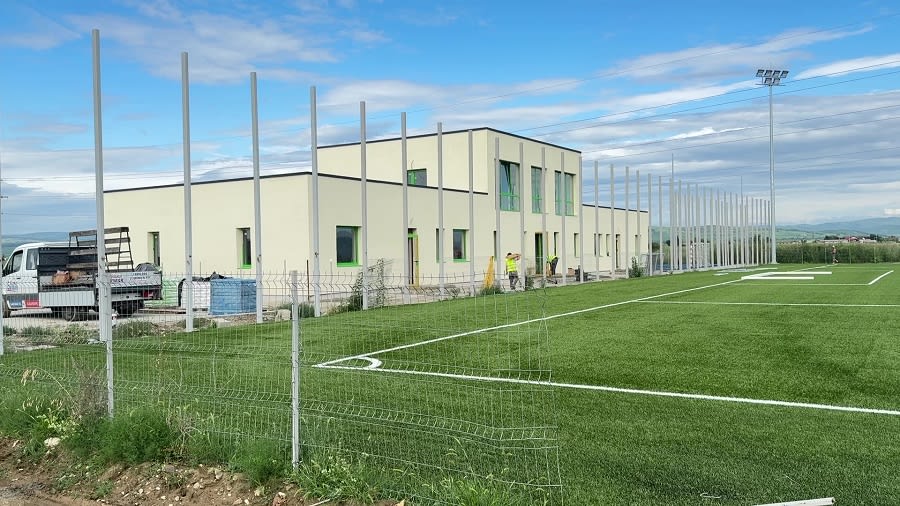 Șantier construcție complex sportiv în Buzău, muncitori, utilaje