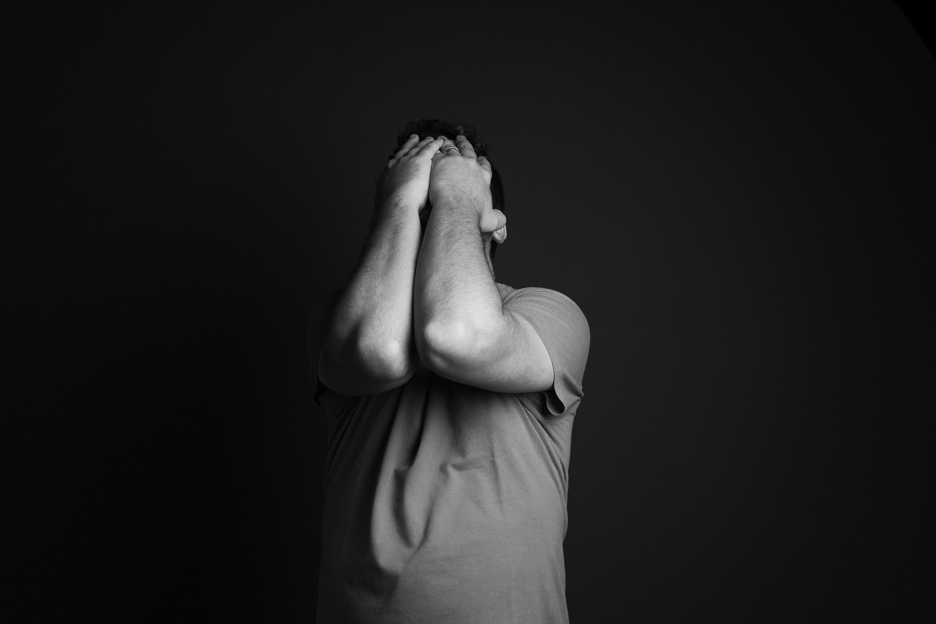 Persoană în mediu cald, exprimând anxietate