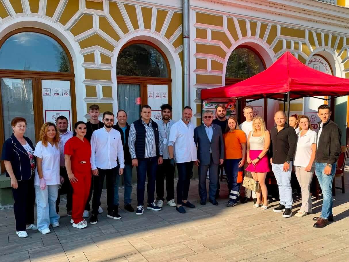 Medici voluntari oferind consultații gratuite în Satu Mare
