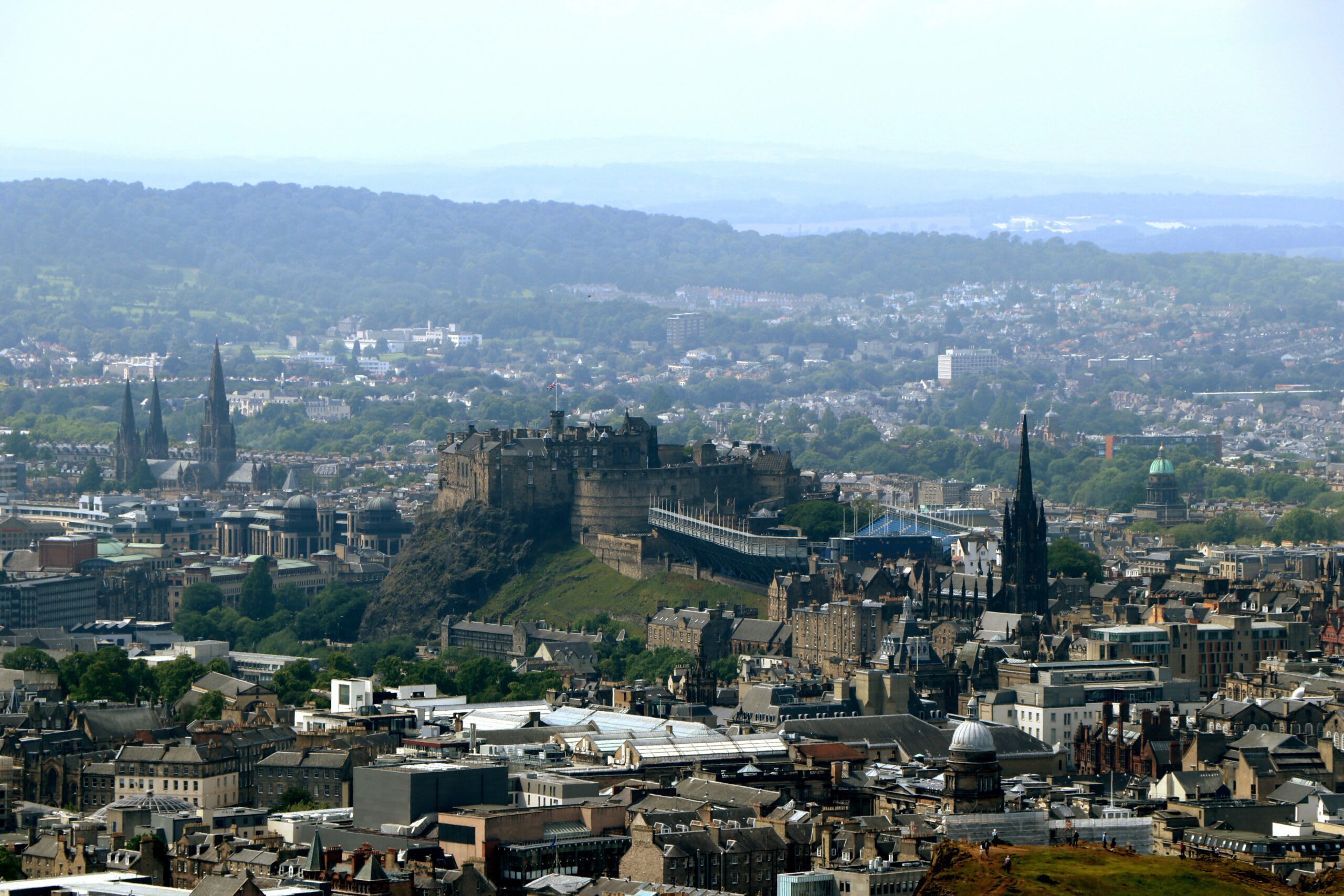 Edinburgh, capitala Scoției, cu Castelul Edinburgh în fundal
