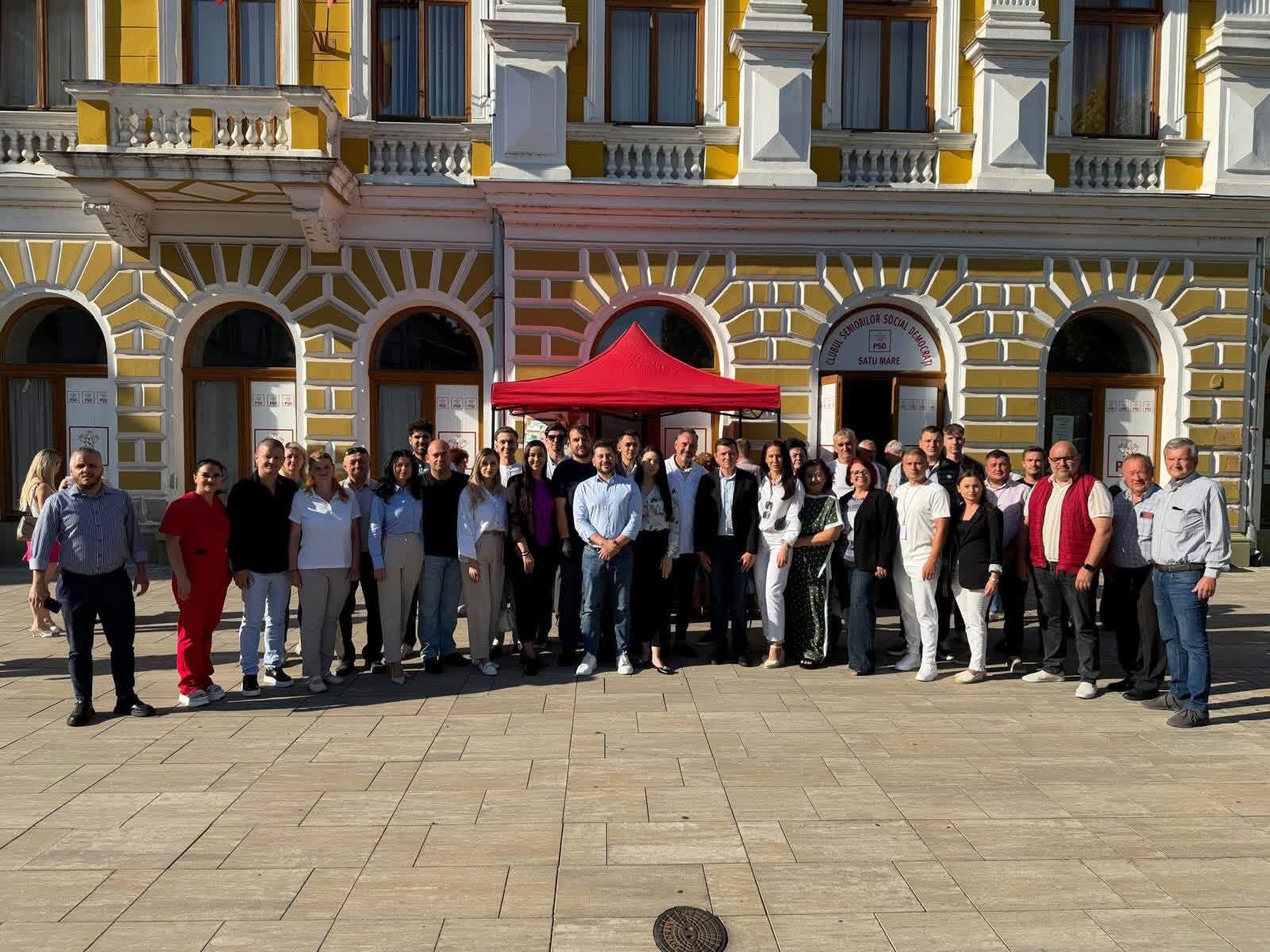 Sătmăreni participând la campania de sănătate în fața sediului PSD