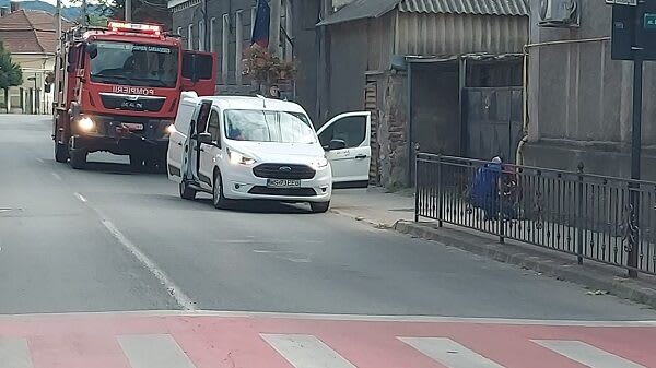 Echipaj de pompieri și poliție intervenind la fisura de gaz din Caransebeș