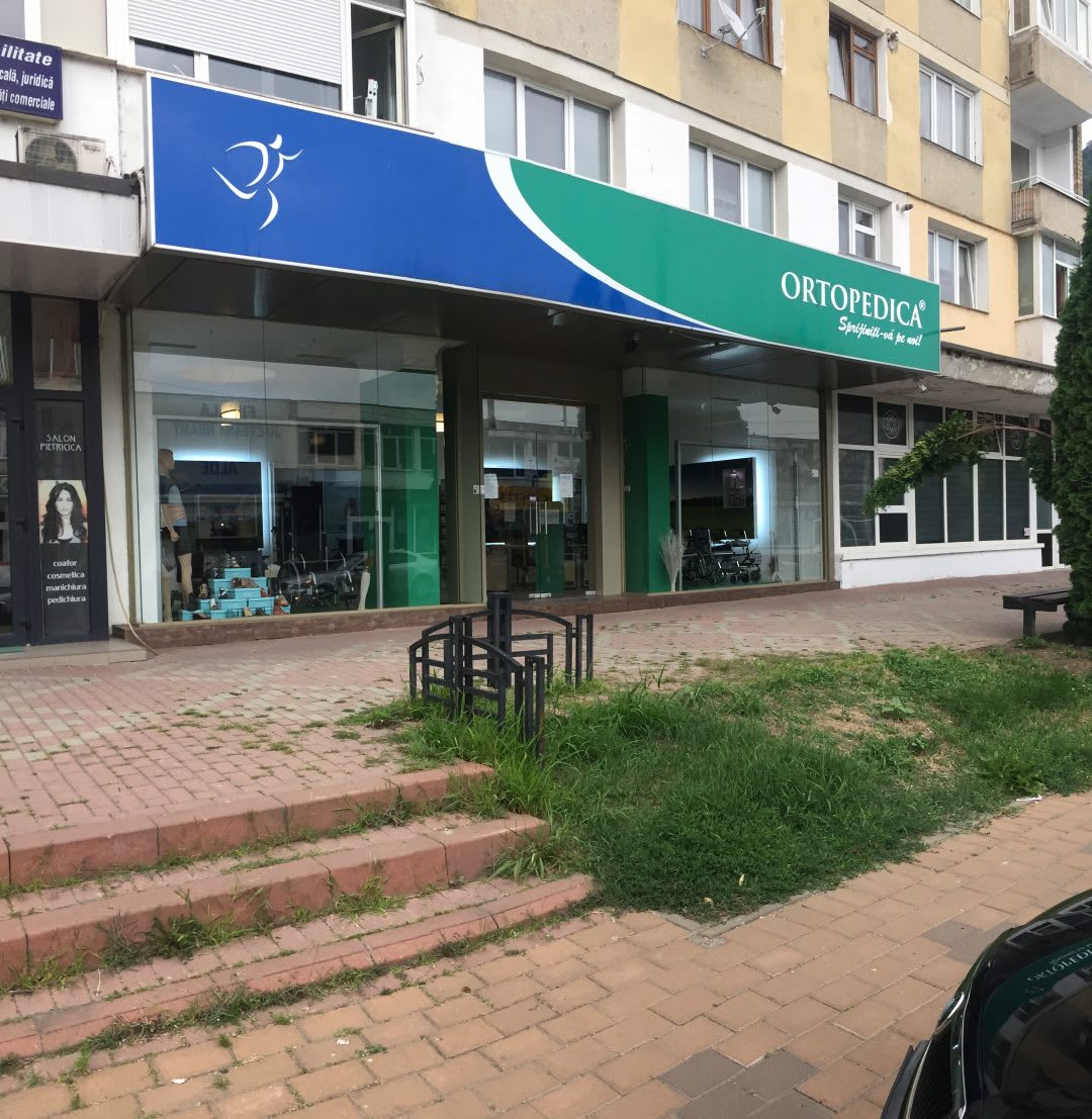 Polițiști verificând echipamente medicale în vestiarul spitalului
