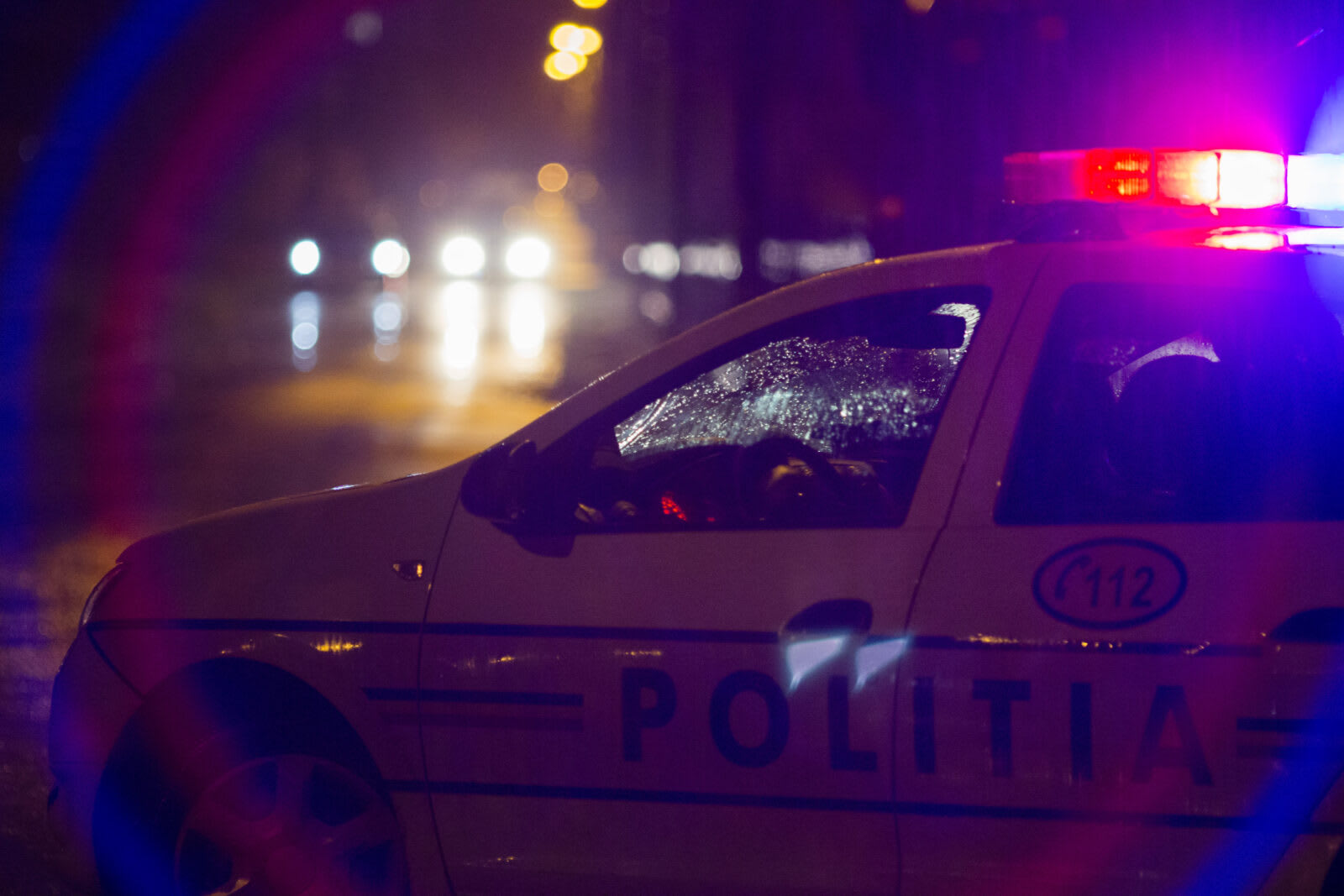 Polițiști doljeni oprind un TIR cu remorcă radiată
