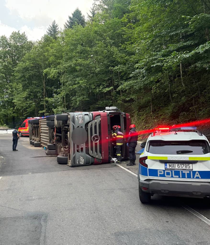 Autocamion răsturnat pe DN 73A în zona Pârâul Rece